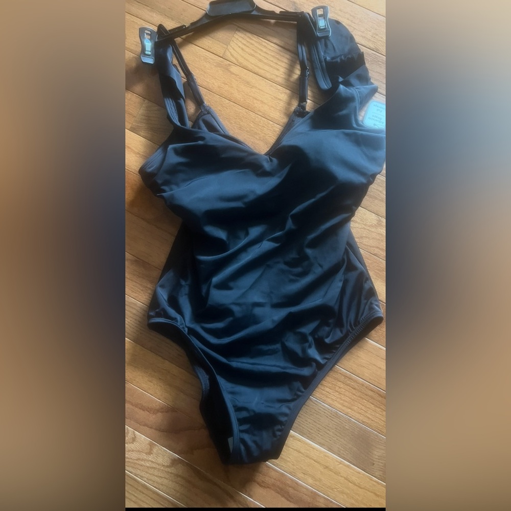 Women Ruffle sleeve swimsuit sz L-new